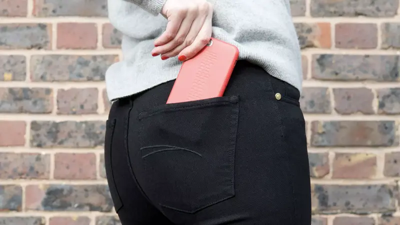 Radiasi Ponsel Saku Celana: Bahaya & Cara Menguranginya